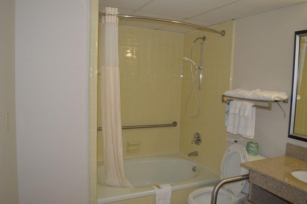 Quality Inn & Suites Фейетвилл Экстерьер фото