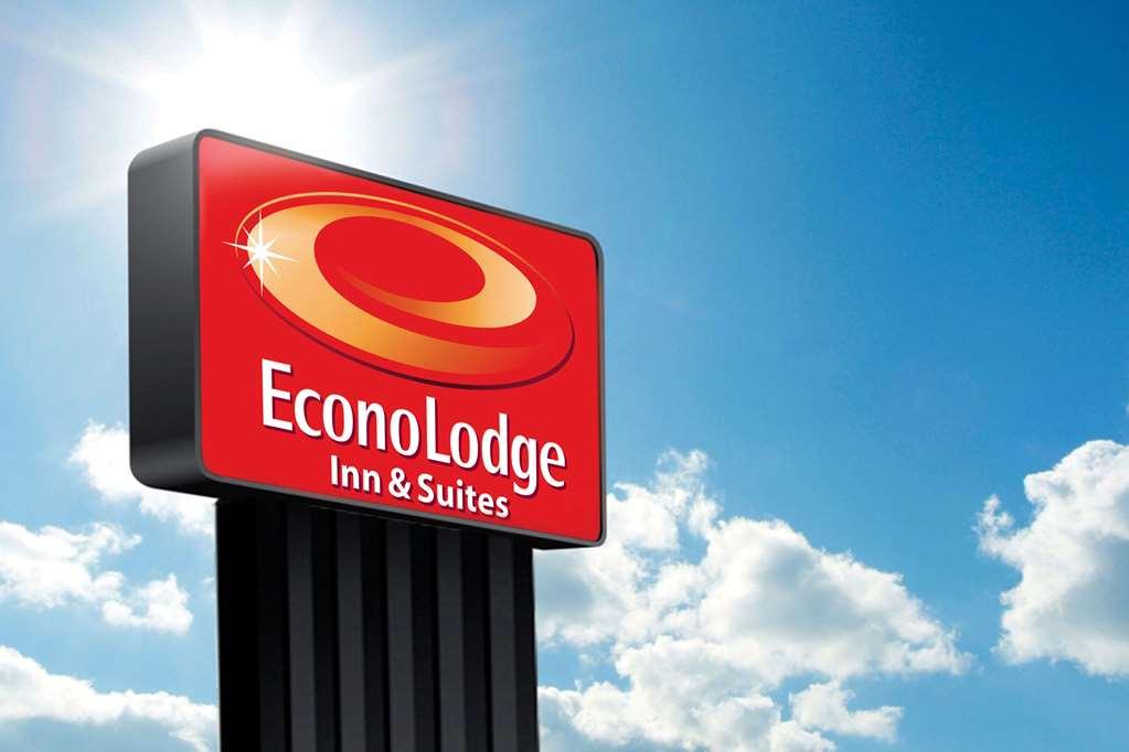 Quality Inn & Suites Фейетвилл Экстерьер фото
