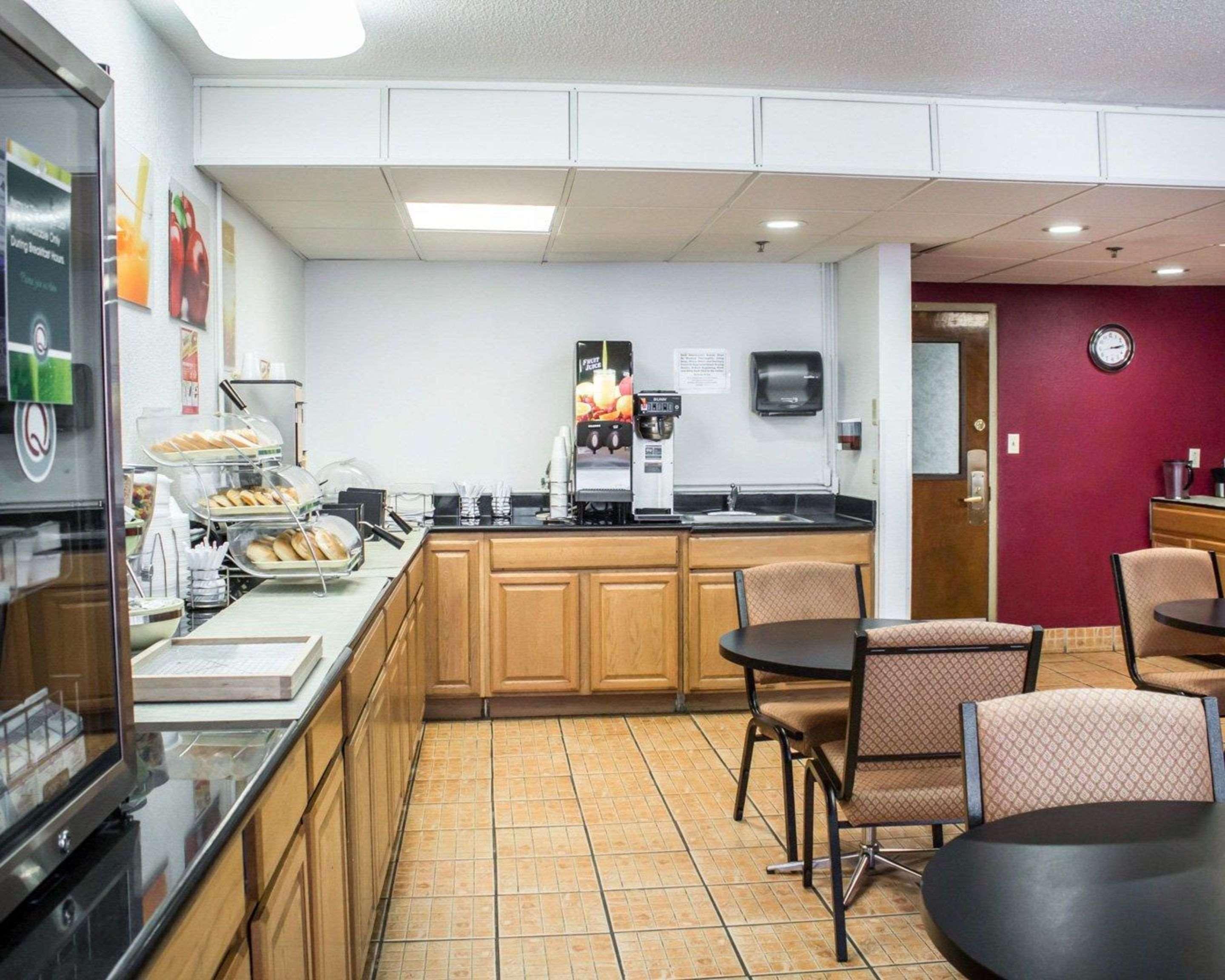 Quality Inn & Suites Фейетвилл Экстерьер фото
