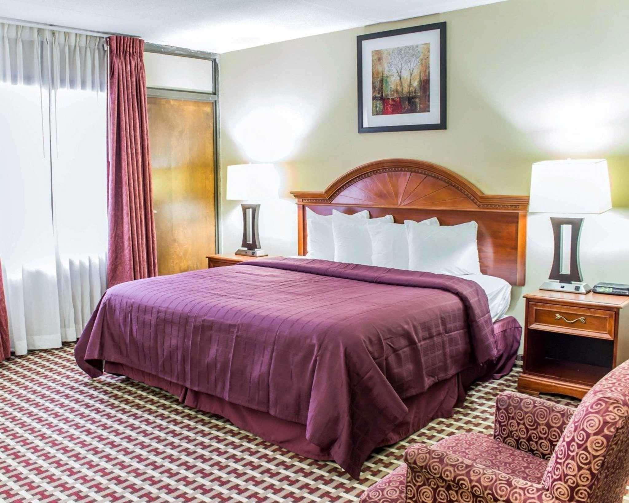 Quality Inn & Suites Фейетвилл Экстерьер фото