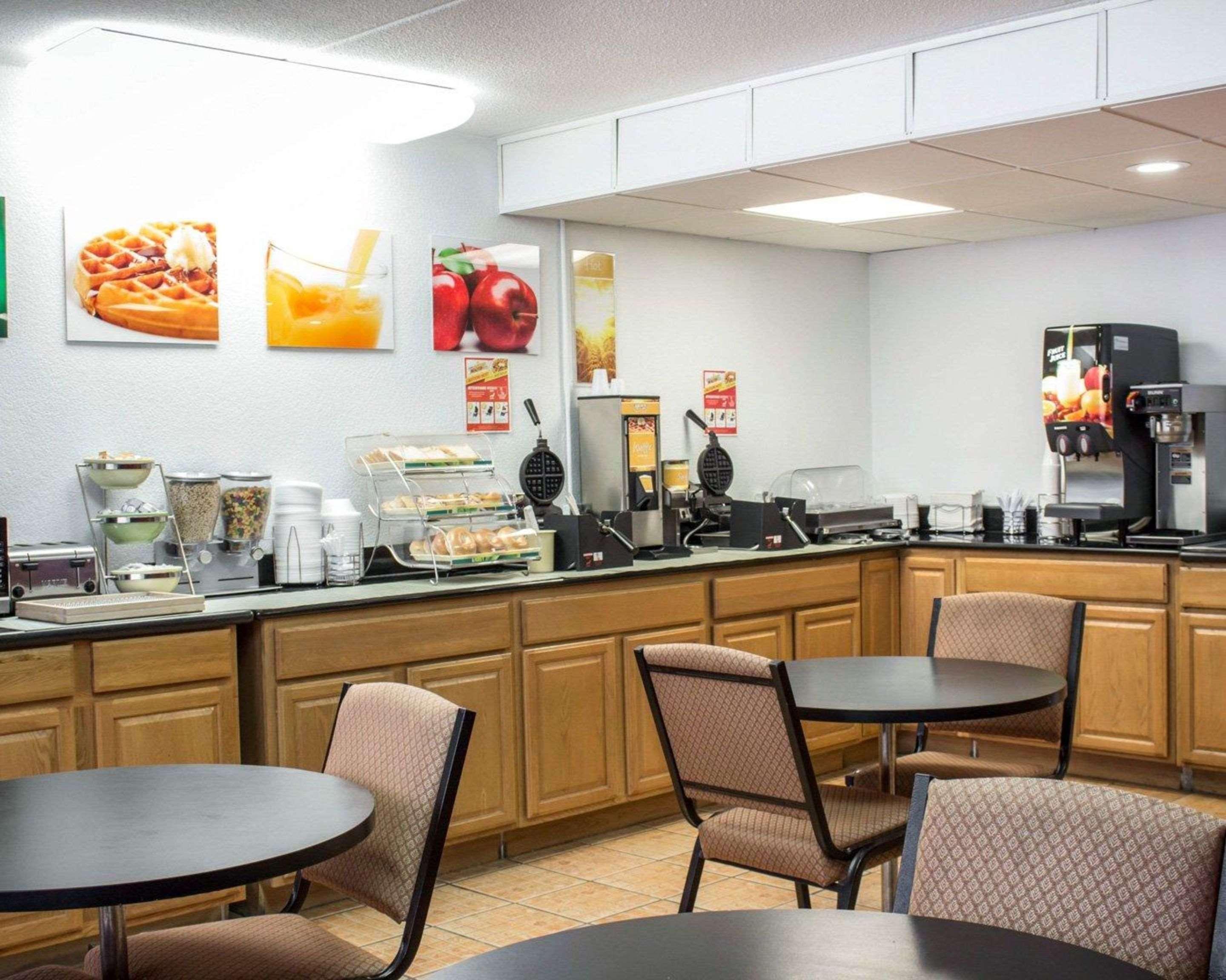 Quality Inn & Suites Фейетвилл Экстерьер фото