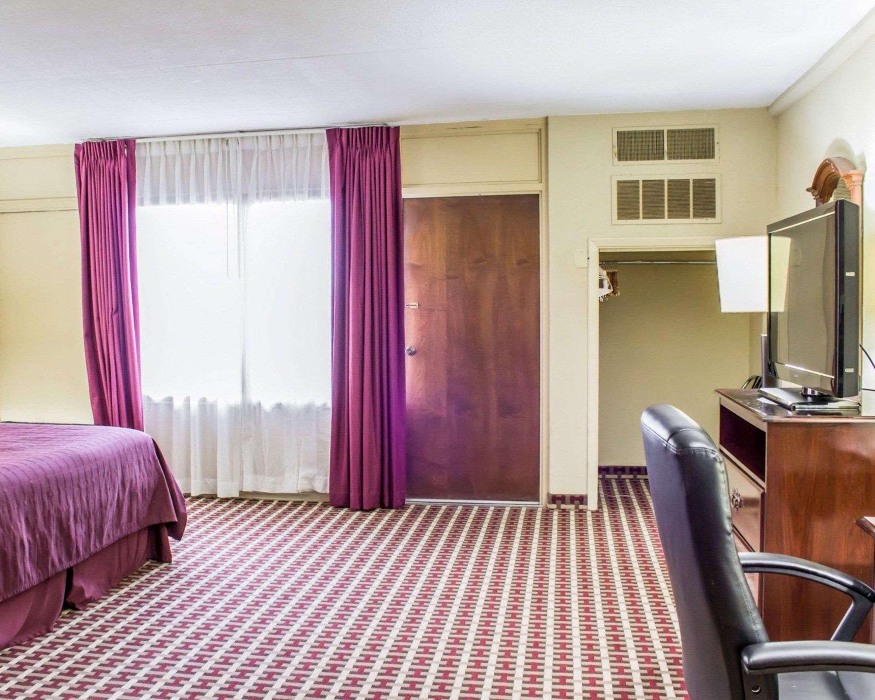 Quality Inn & Suites Фейетвилл Экстерьер фото