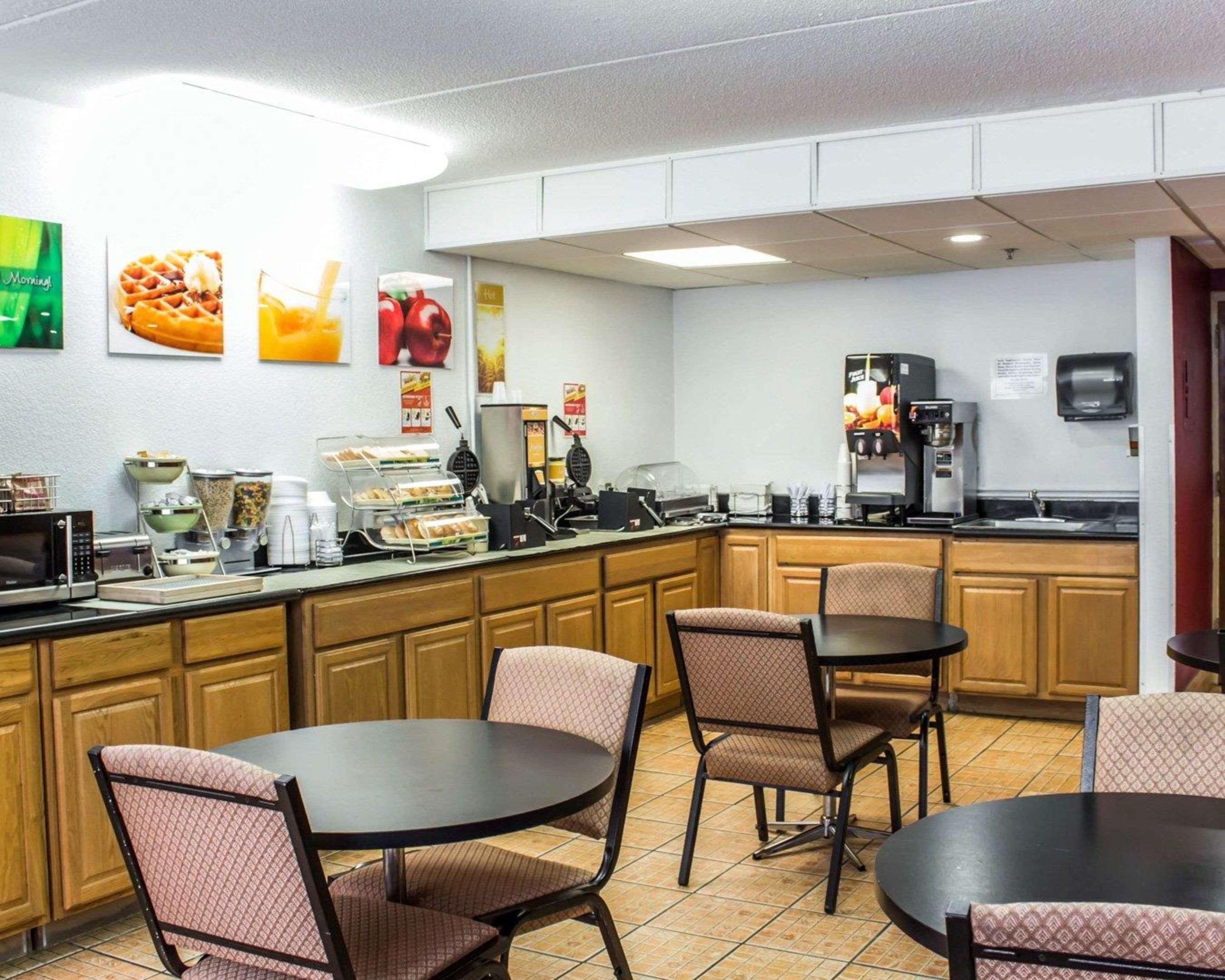 Quality Inn & Suites Фейетвилл Экстерьер фото