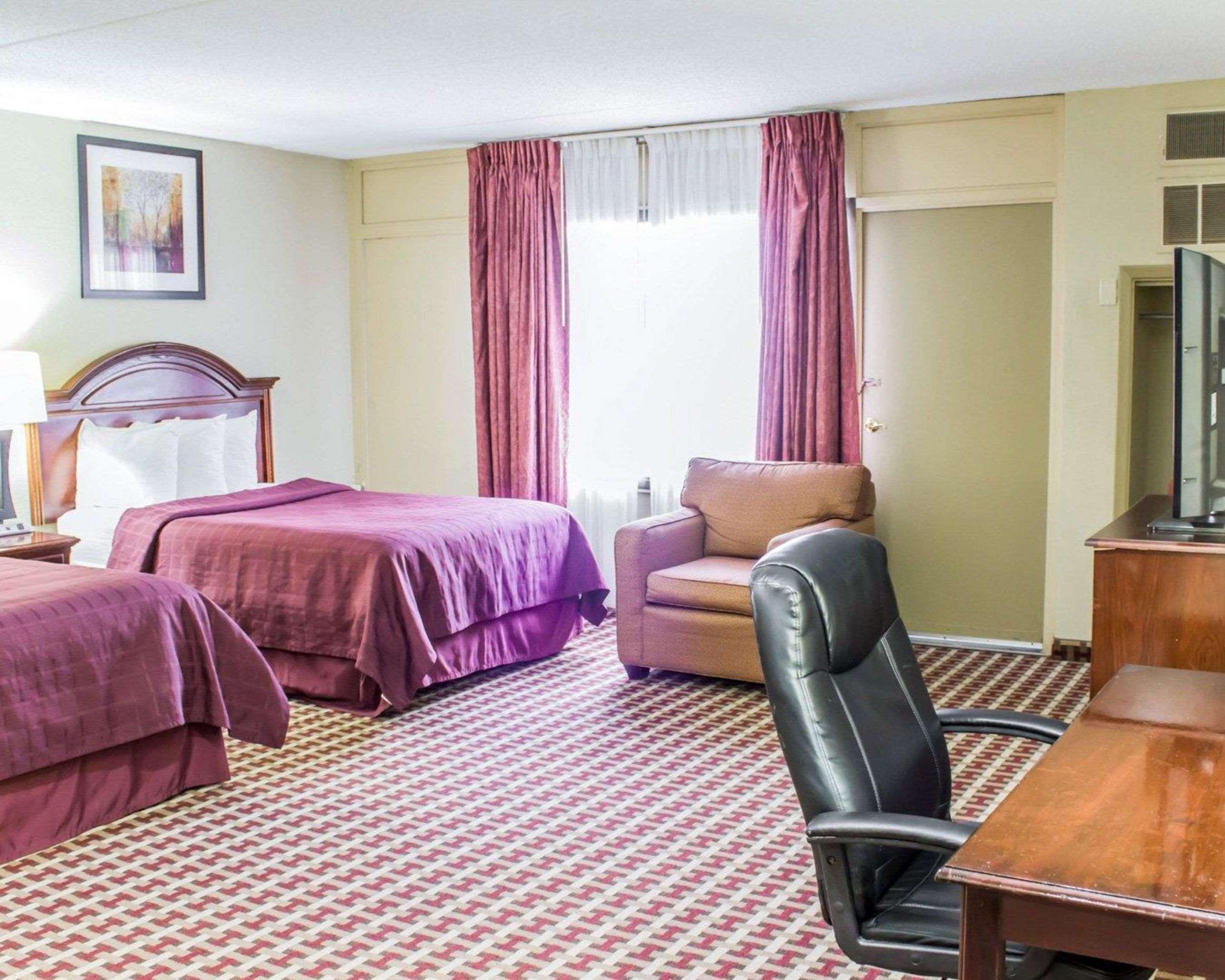 Quality Inn & Suites Фейетвилл Экстерьер фото