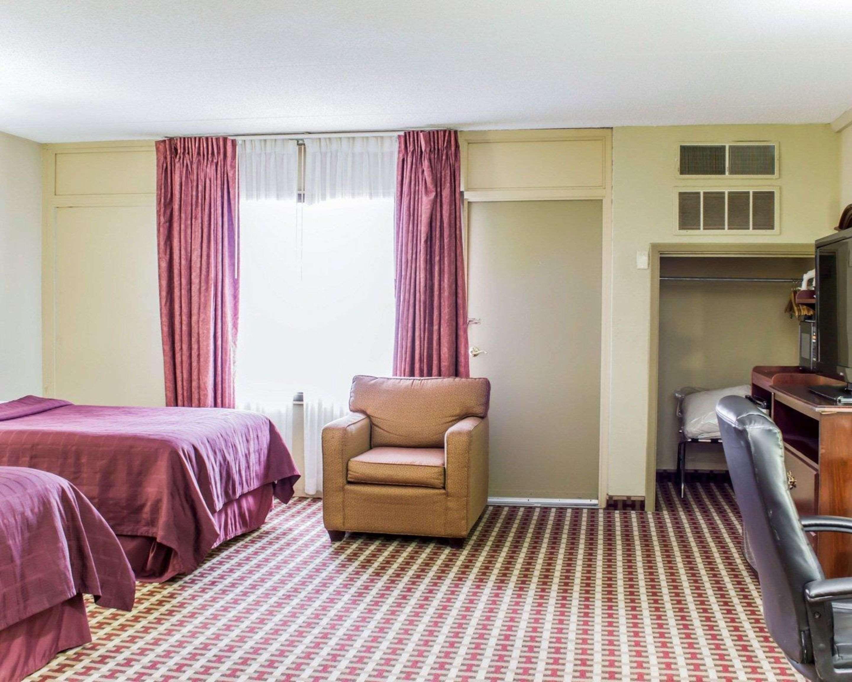 Quality Inn & Suites Фейетвилл Экстерьер фото