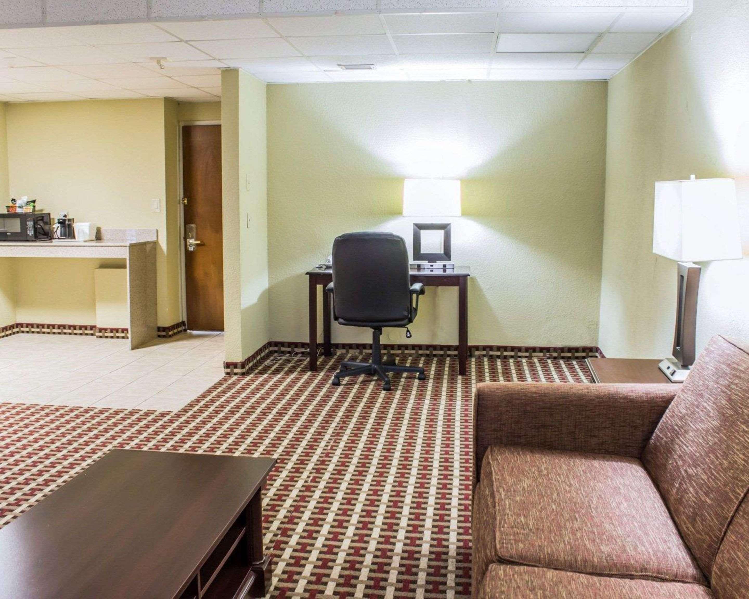 Quality Inn & Suites Фейетвилл Экстерьер фото