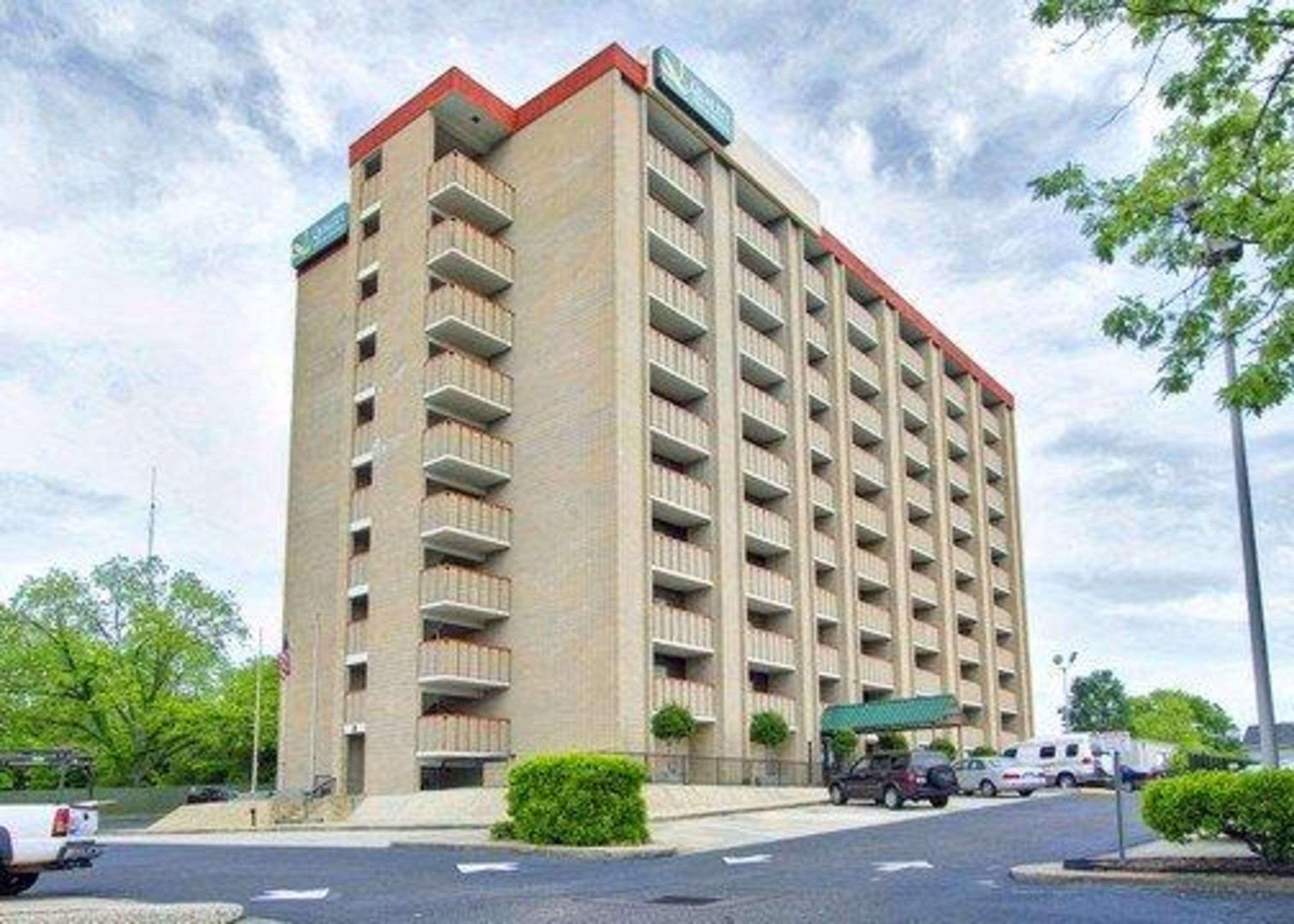 Quality Inn & Suites Фейетвилл Экстерьер фото
