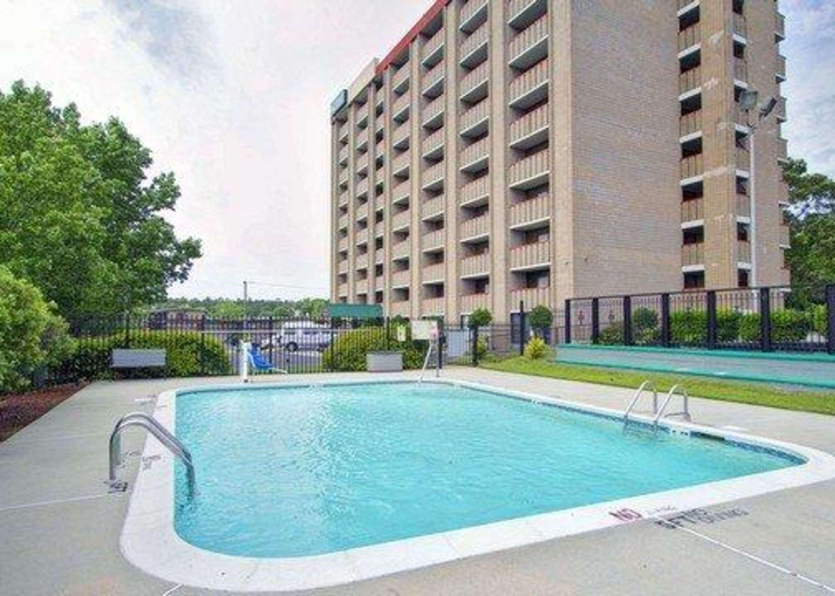 Quality Inn & Suites Фейетвилл Экстерьер фото