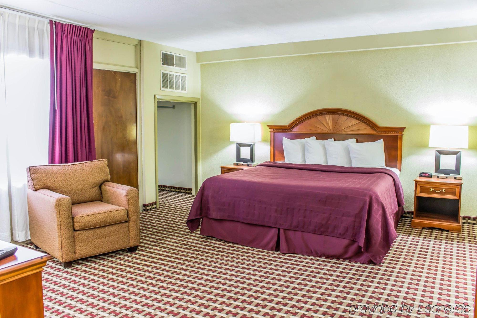 Quality Inn & Suites Фейетвилл Экстерьер фото