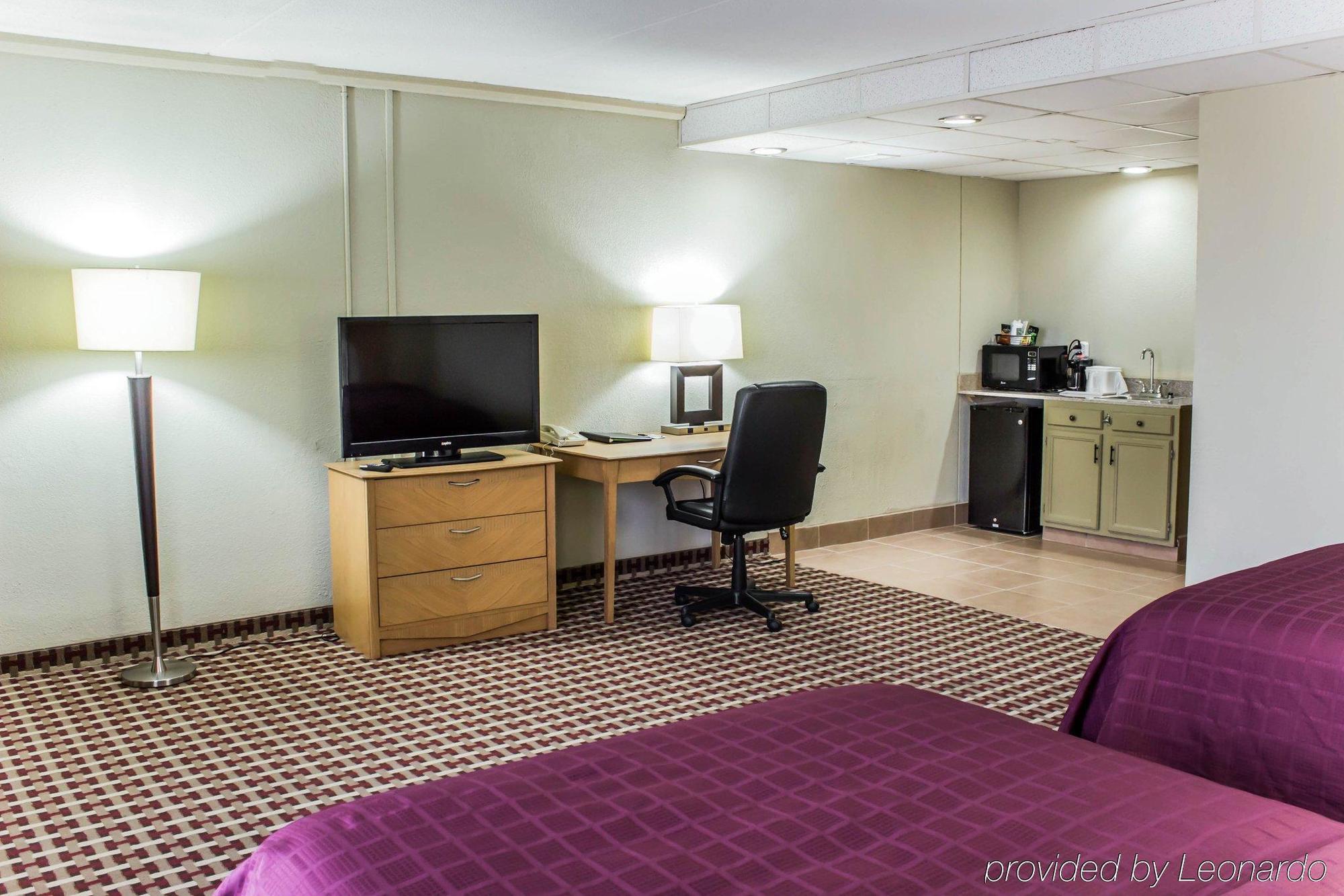 Quality Inn & Suites Фейетвилл Экстерьер фото