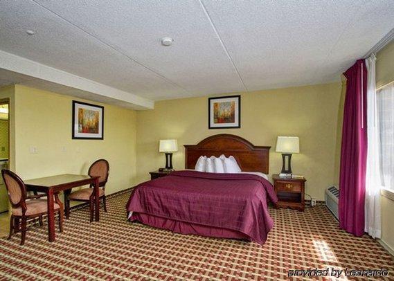 Quality Inn & Suites Фейетвилл Экстерьер фото