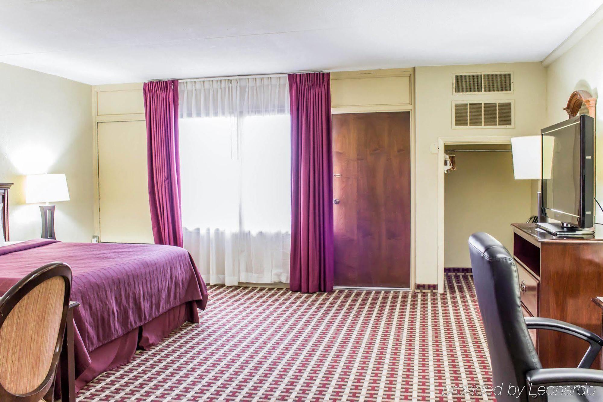 Quality Inn & Suites Фейетвилл Экстерьер фото