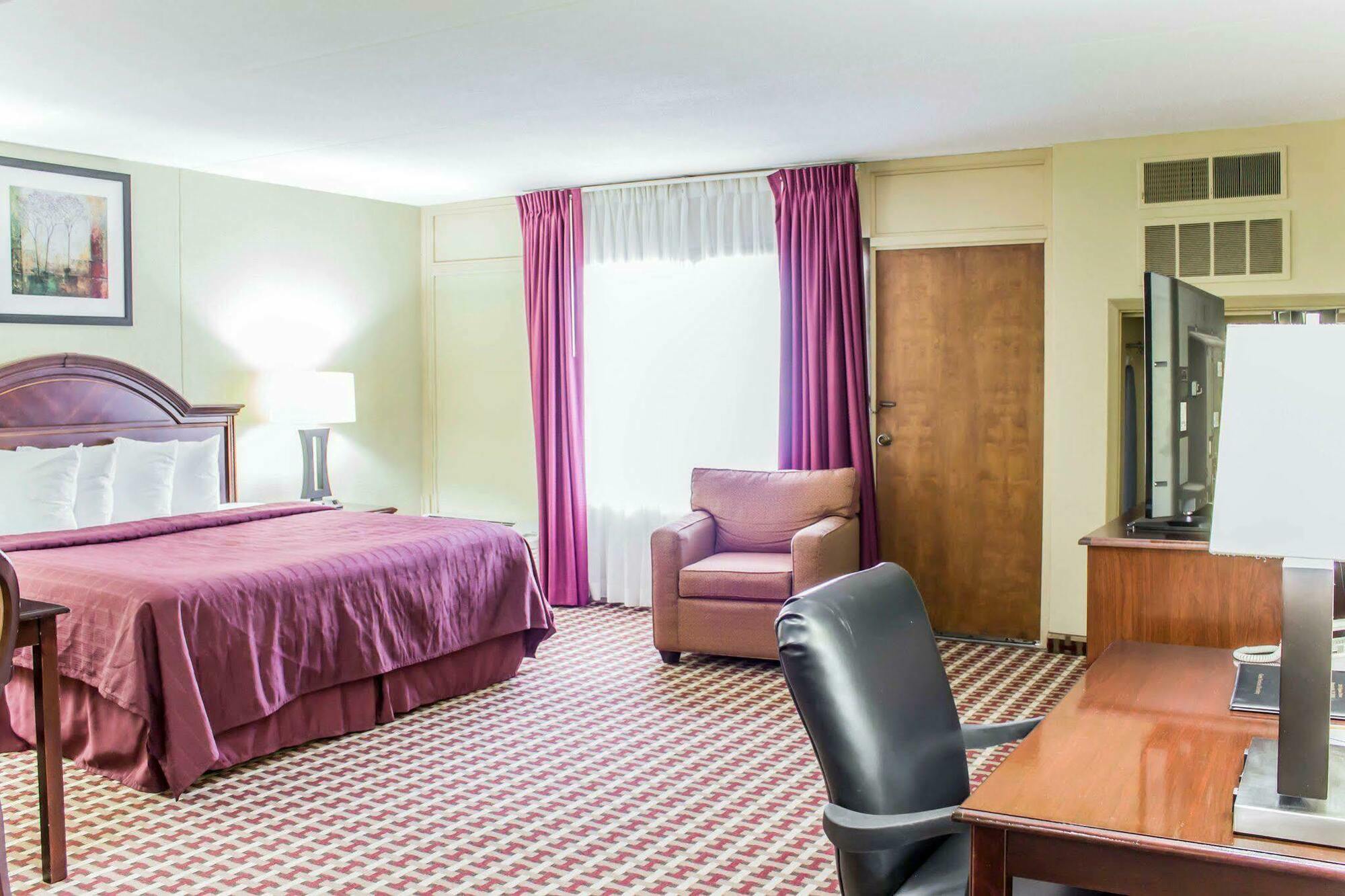 Quality Inn & Suites Фейетвилл Экстерьер фото