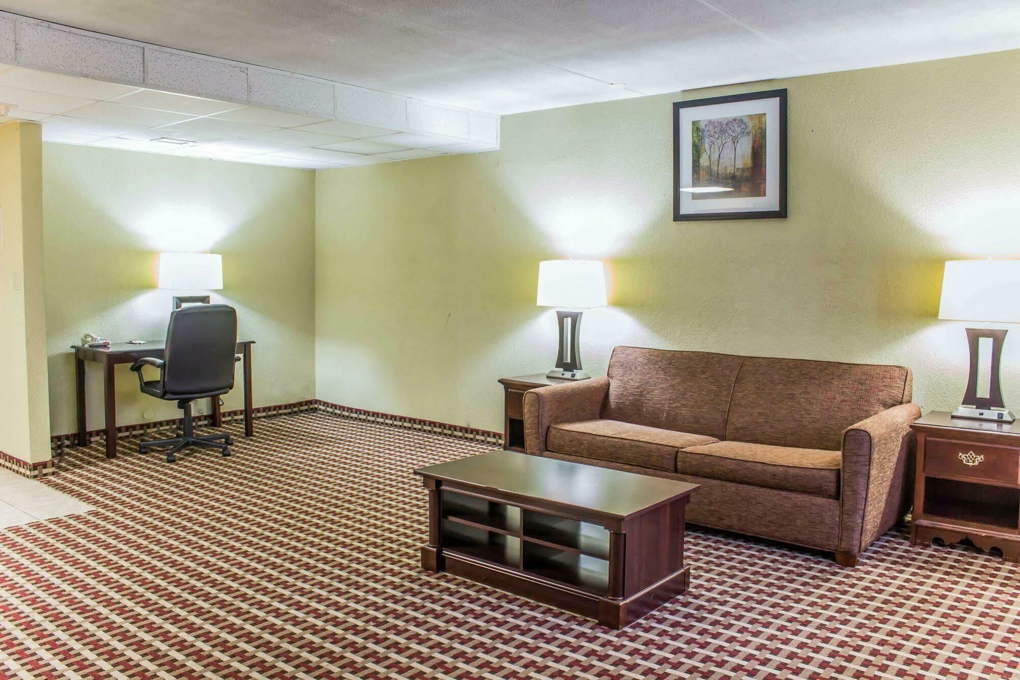 Quality Inn & Suites Фейетвилл Экстерьер фото